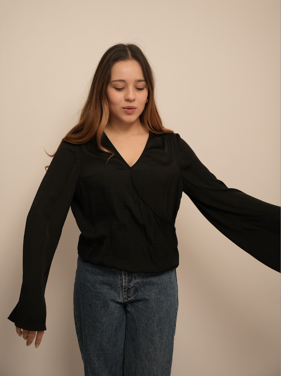 🖤 Urban Outfitters flowy sleeves