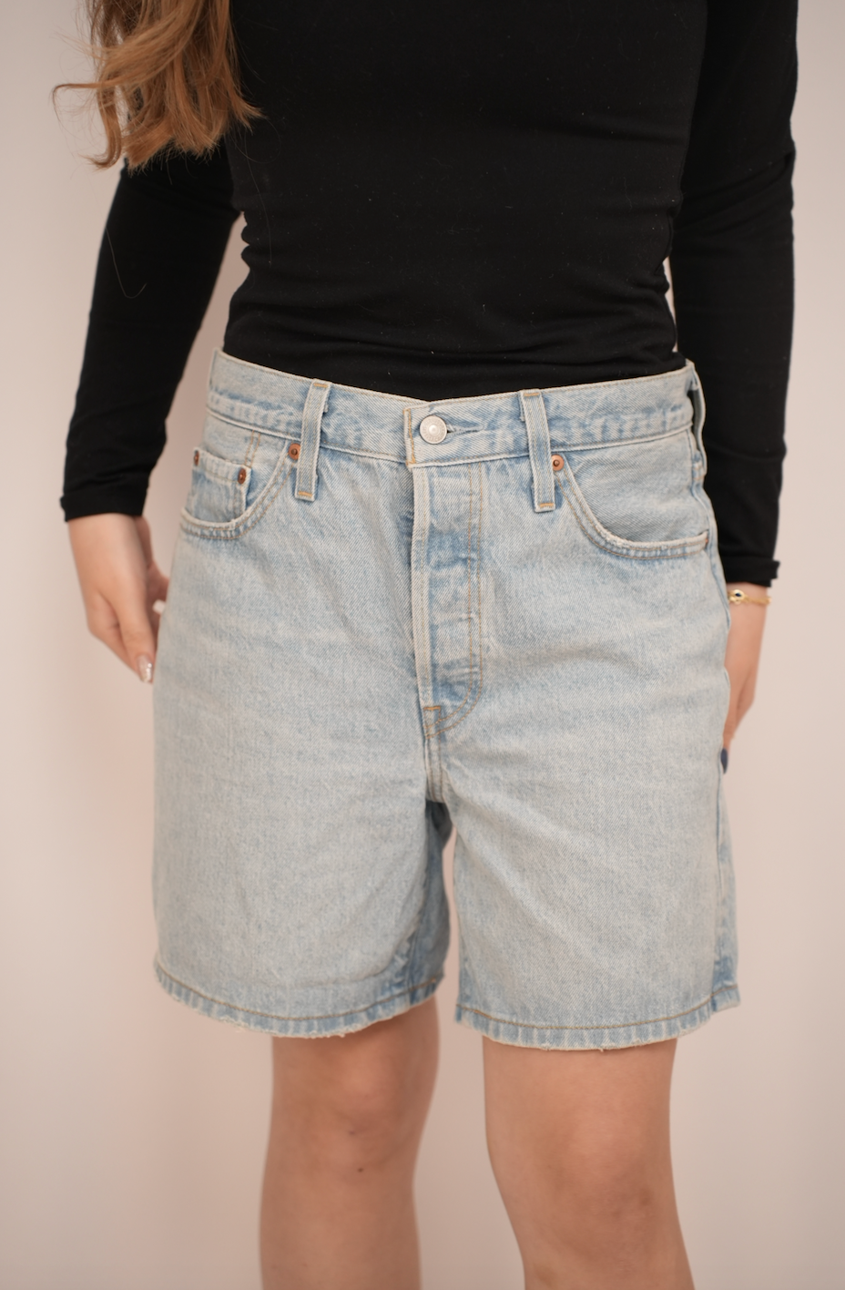 Short Levi's Boyfriend Style